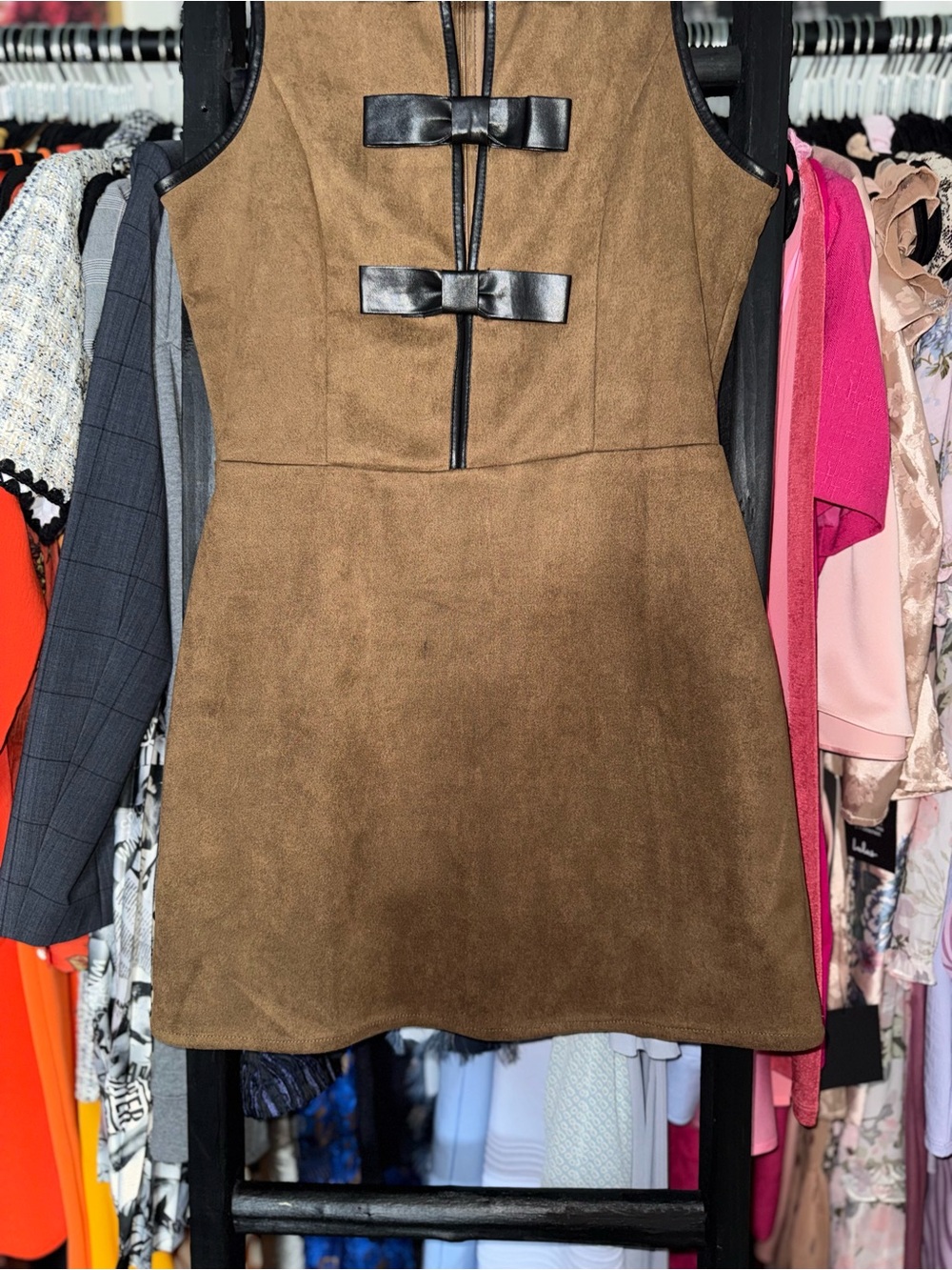 Flat White Faux Suede Bow Trim Sleeveless Mini Dress Brown Womens Small EUC - Picture 9 of 14